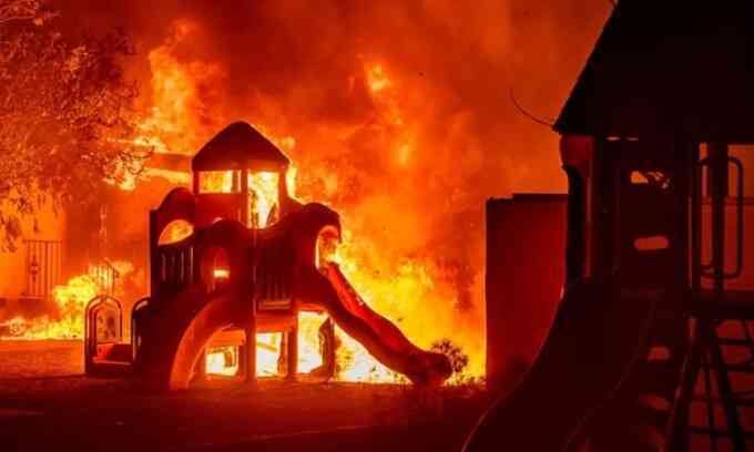 Gió hung thần gieo rắc cháy rừng ở California