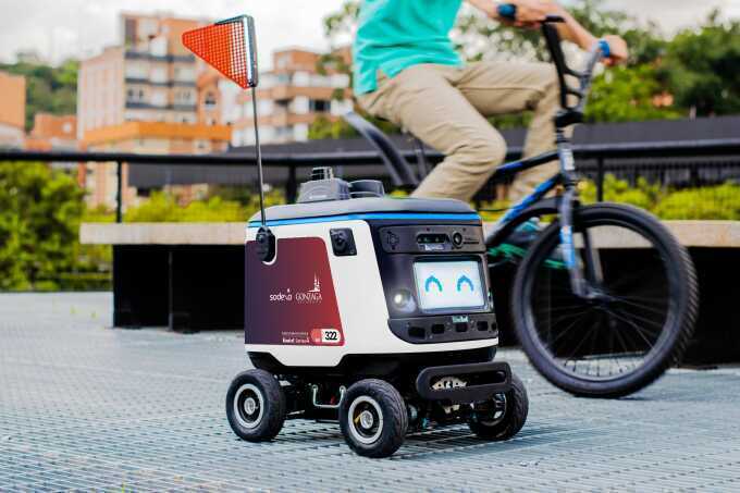 Robot giao đồ ăn - xu hướng mới ở đại học Mỹ