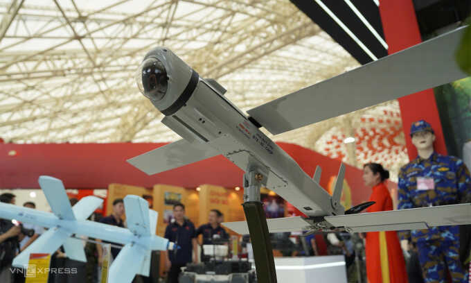 Doanh nghiệp Việt trình diễn robot tự giao hàng, UAV quân sự