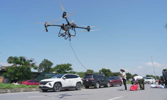 Drone vận chuyển 5 tấn hàng vào vùng lũ