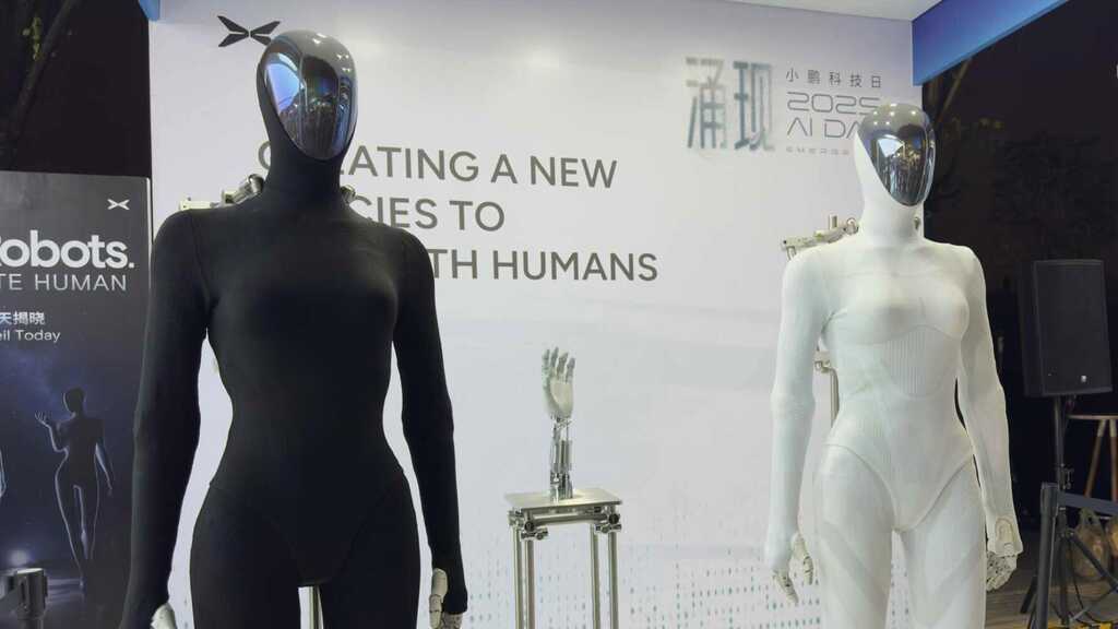 Công ty xé áo robot hình nữ giới để chứng minh không phải người đóng giả