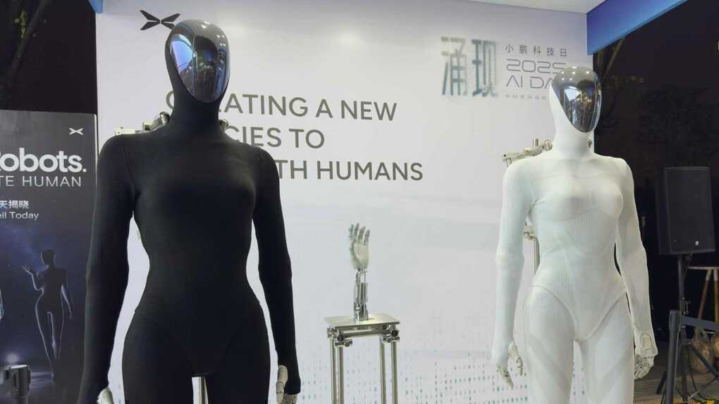 Công ty xé áo robot hình nữ giới để chứng minh không phải người đóng giả - 1