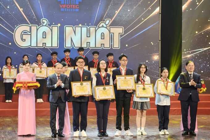 Nhóm học sinh Việt phát triển AI làm trợ lý học tập