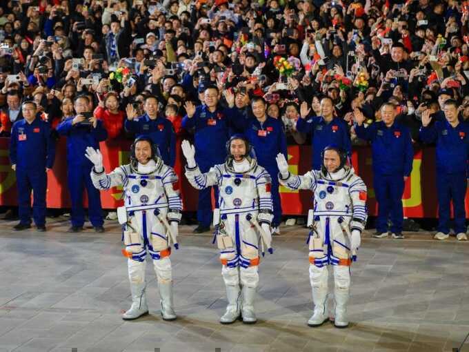 Tình cảnh của phi hành đoàn Trung Quốc nhường tàu giải cứu