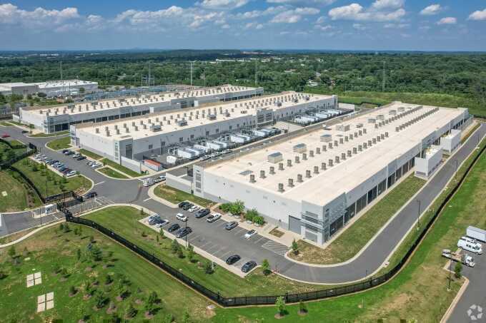 Những ông lớn công nghệ muốn xây trung tâm dữ liệu ngoài không gian