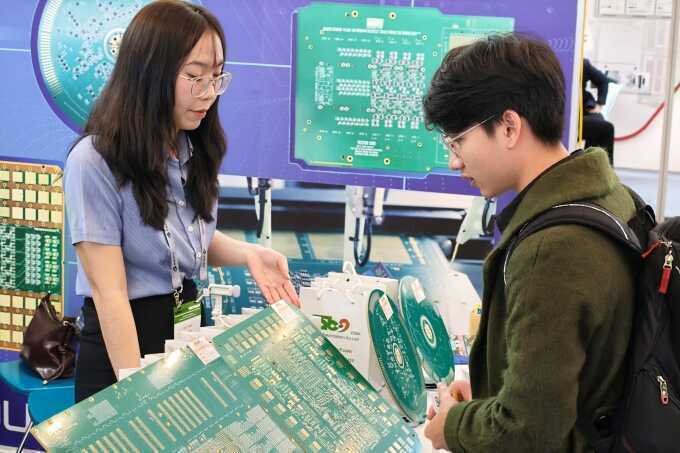 Ba cuốn sách mang đến bức tranh toàn diện về bán dẫn