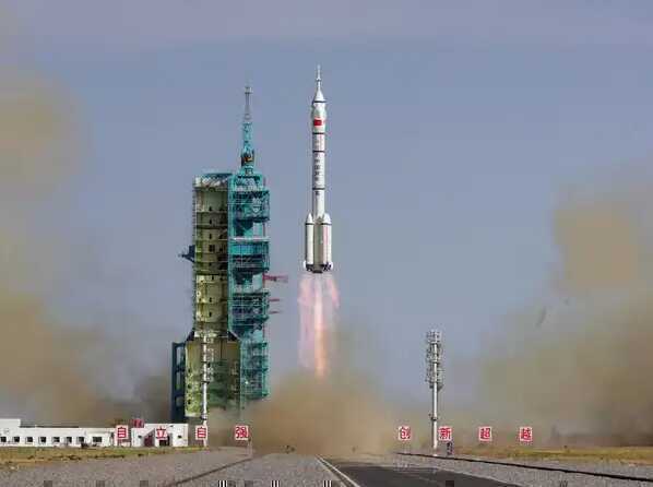 Trung Quốc phóng “tàu cứu hộ” cho phi hành gia trên trạm Thiên Cung