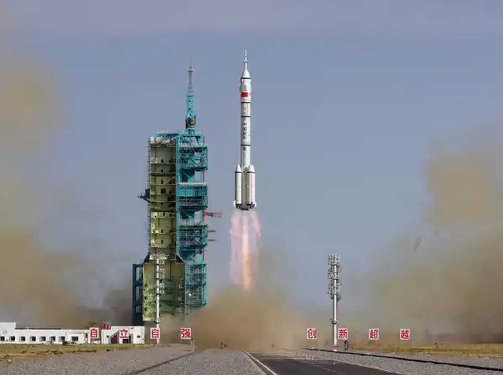 Trung Quốc phóng “tàu cứu hộ” cho phi hành gia trên trạm Thiên Cung - 1