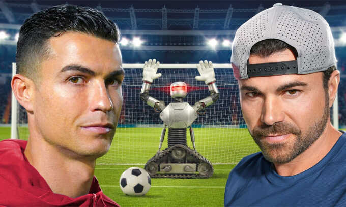 Ronaldo đá penalty với thủ môn robot của cựu kỹ sư NASA