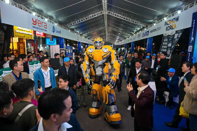 Người dân hào hứng trải nghiệm công nghệ tại phố đi bộ