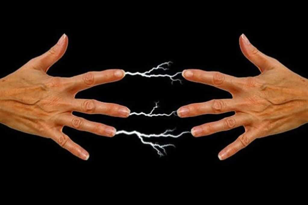 Vì sao mùa đông chạm tay vào đâu cũng giật, nghe tiếng điện tanh tách?