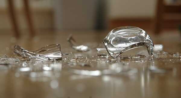 Khoa học lý giải vì sao đồ vật luôn vỡ theo cách khó chịu nhất