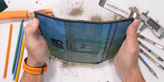 Điện thoại gập ba Galaxy Z TriFold bị chê kém bền