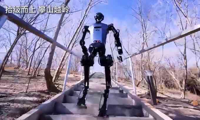 Robot hình người Trung Quốc leo 134 bậc thang ngoài trời