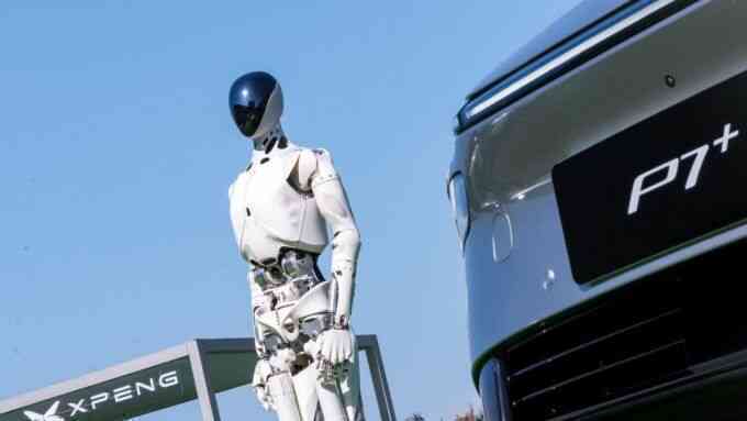Công ty Trung Quốc sản xuất hàng loạt xe bay, robot hình người