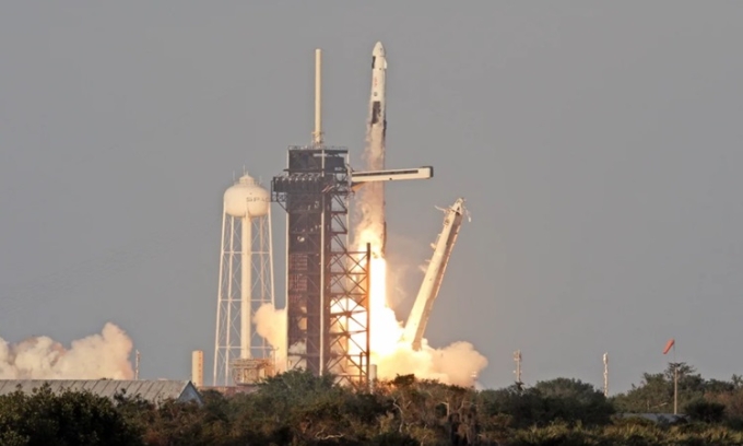 SpaceX phóng tên lửa đưa phi hành gia mắc kẹt về Trái Đất