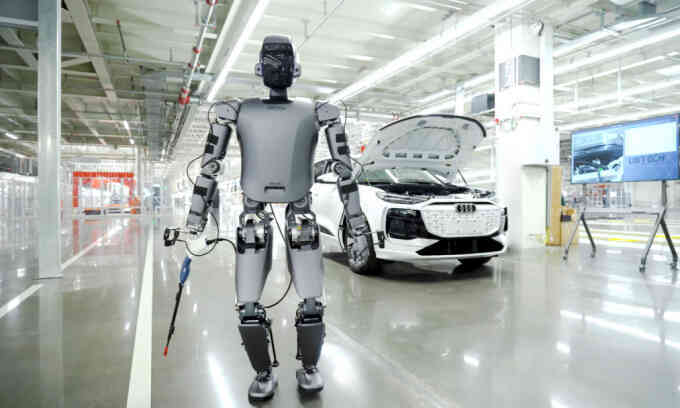 Robot hình người Trung Quốc làm việc trong nhà máy ôtô cao cấp