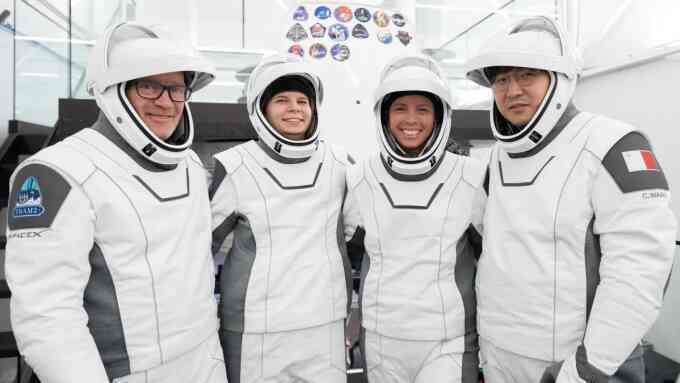 SpaceX phóng tàu chở người đầu tiên bay qua các cực Trái Đất