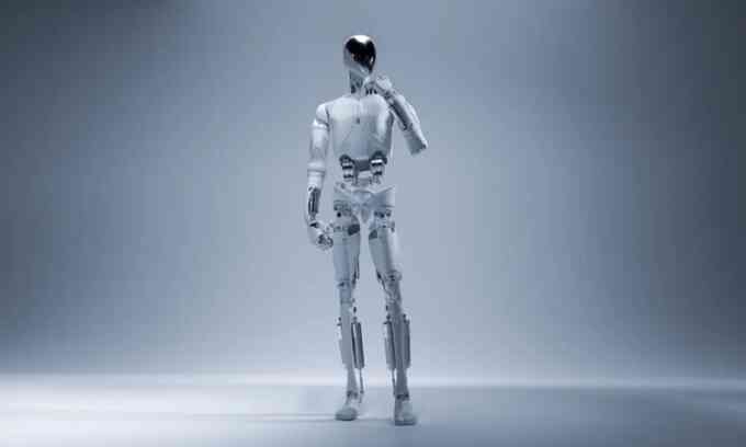 Robot hình người có bộ não siêu máy tính và mắt đại bàng