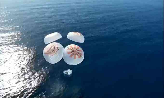 SpaceX chở phi hành gia về Trái Đất sau chuyến bay qua các cực