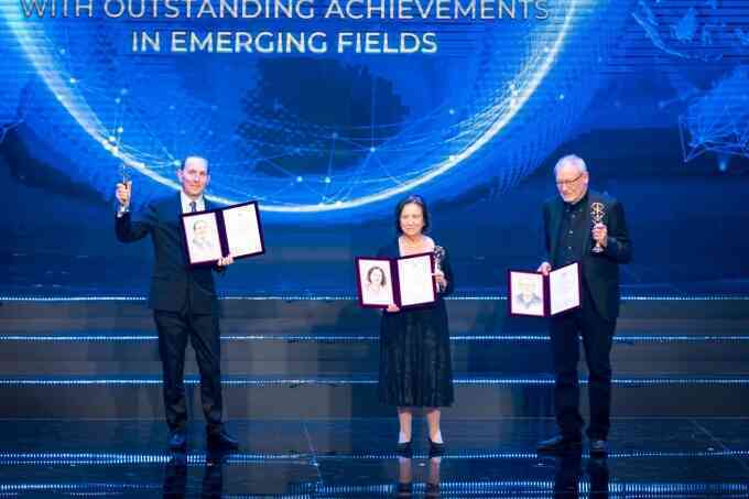 Các nhà khoa học VinFuture được vinh danh tại Breakthrough 2025