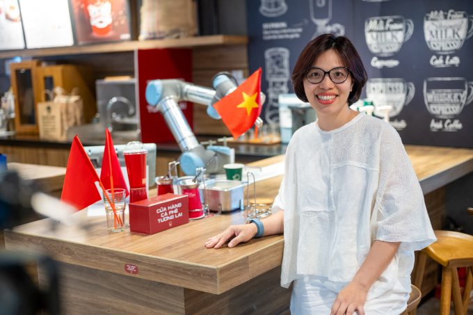 Robot pha đồ, bưng bê tại quán cà phê ở Hà Nội