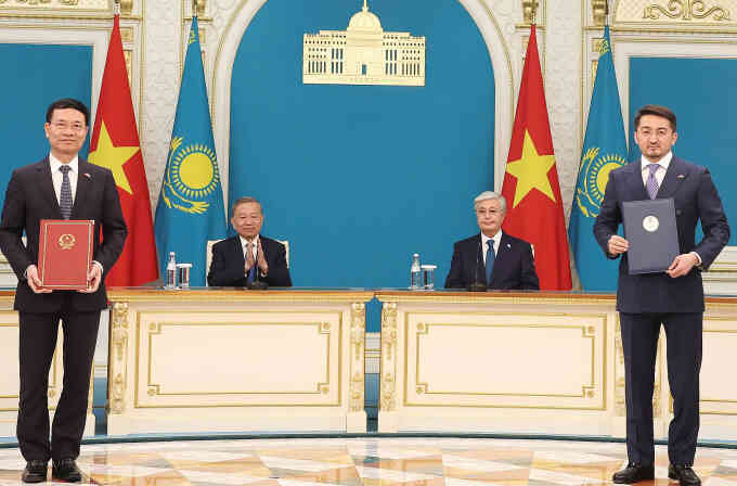 Việt Nam - Kazakhstan hợp tác phát triển chính phủ số và hàng không vũ trụ
