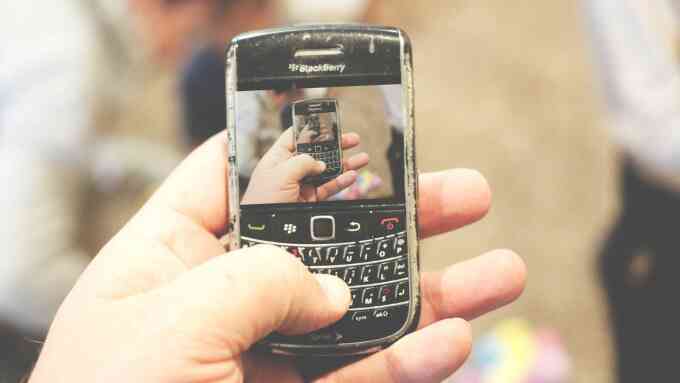 Nhiều Gen Z Mỹ quay lại dùng điện thoại BlackBerry cũ