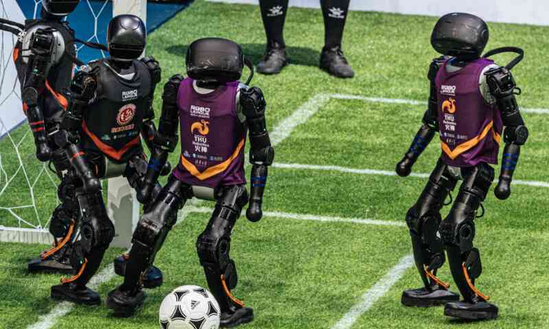 Trung Quốc tổ chức trận đấu bóng đá đầu tiên cho robot hình người