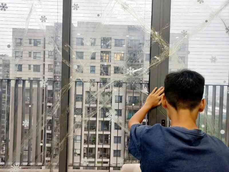 Bão số 3 đổ bộ: Dán băng dính lên cửa kính có thực sự hiệu quả?