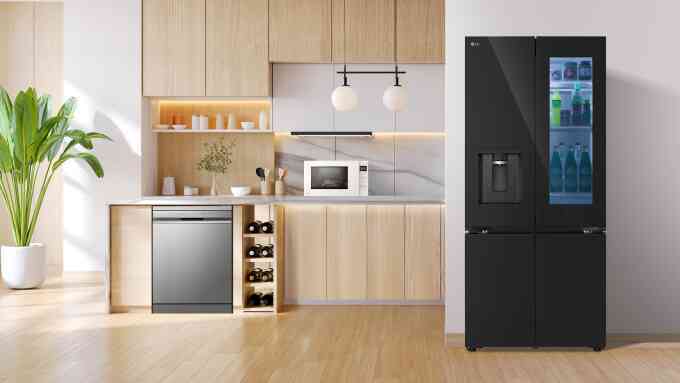Mặt kính xuyên thấu thông minh trên tủ lạnh LG InstaView