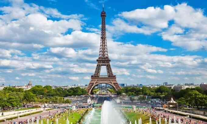 Tại sao tháp Eiffel cao lên vào mỗi mùa hè?
