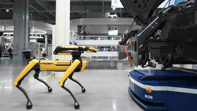 Bên trong nhà máy 750 robot hoạt động