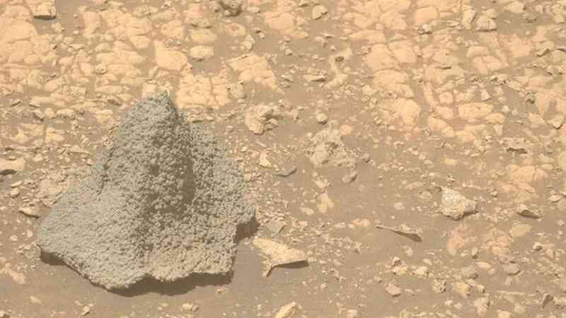 Xe tự hành Perseverance của NASA phát hiện “mũ bảo hiểm” bí ẩn trên Sao Hỏa - 1