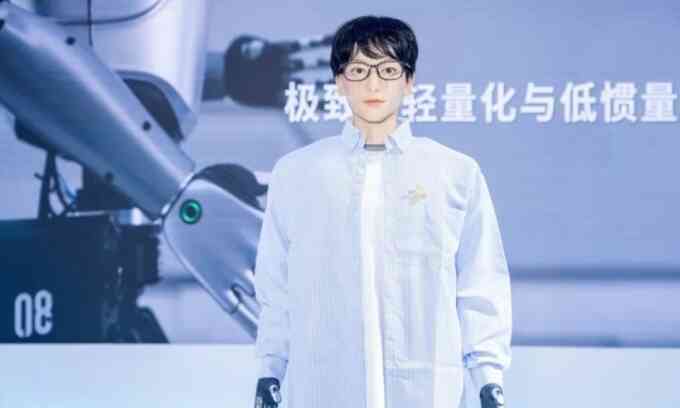 Robot hình người đầu tiên học tiến sĩ