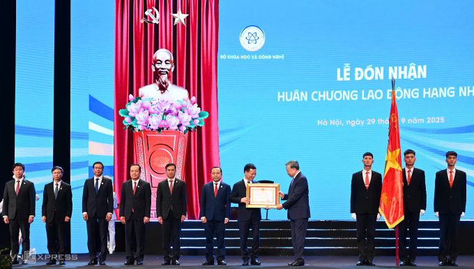 Bộ Khoa học và Công nghệ nhận Huân chương Lao động hạng Nhất
