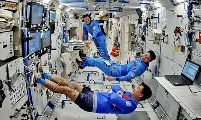 Máy giặt cho phi hành gia chỉ dùng sương mù và ozone