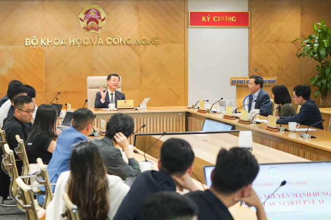 Bộ trưởng Nguyễn Mạnh Hùng: 