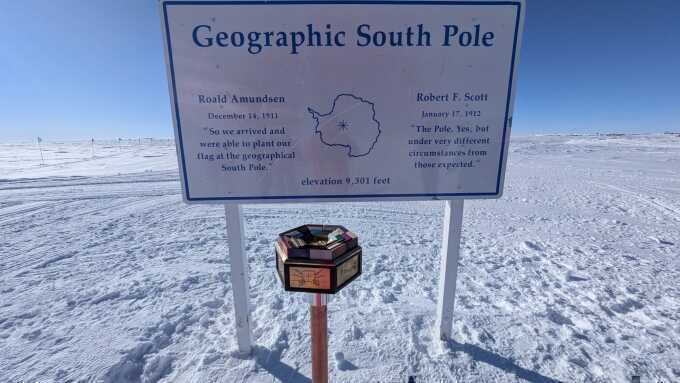 Các nhà khoa học dịch chuyển cột mốc cực nam Trái Đất