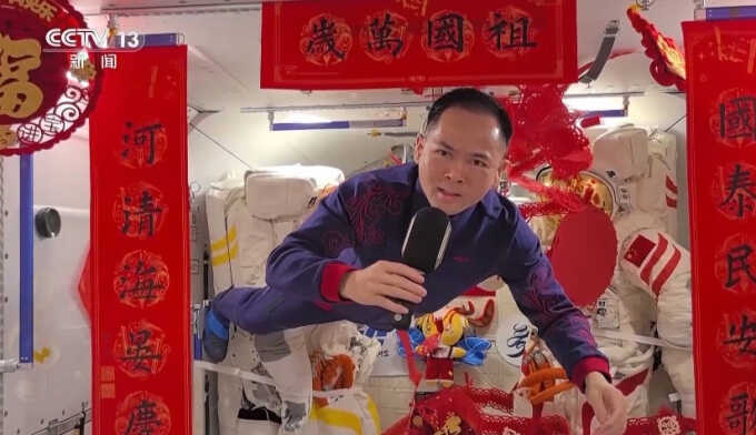 Phi hành gia Trung Quốc hát karaoke, làm bánh mừng năm mới