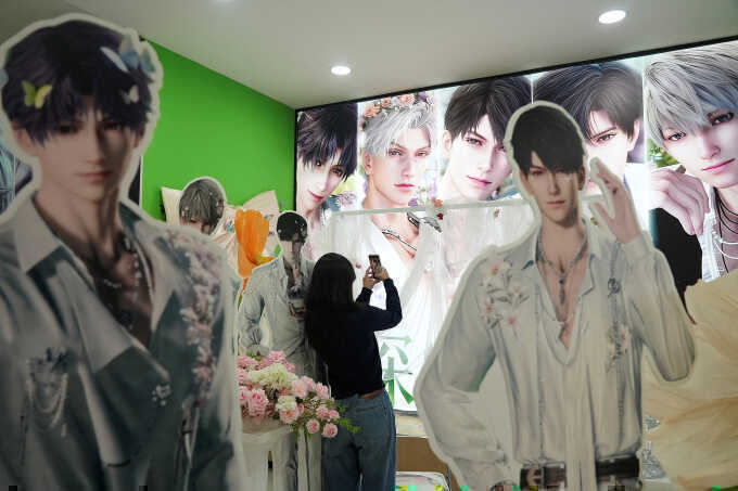 Hàng triệu phụ nữ tìm bạn trai ảo qua game hẹn hò của Trung Quốc