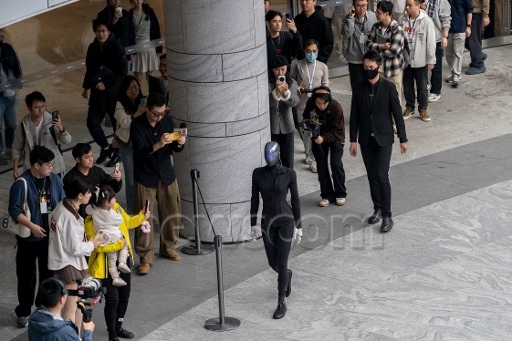 Robot hình người của Trung Quốc gặp sự cố đáng quên khi ra mắt công chúng