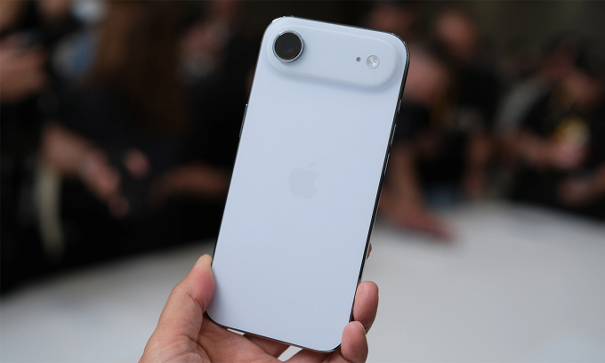 iPhone Air bán chạy gấp ba sau khi liên tục giảm giá