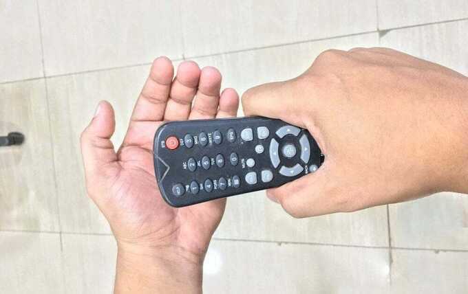 Tại sao đập nhẹ giúp điều khiển TV hoạt động lại?