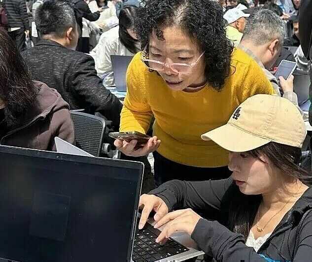 Người già Trung Quốc xếp hàng để được 