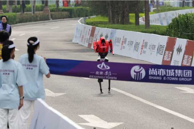 Robot hình người Trung Quốc vượt kỷ lục nhà vô địch marathon