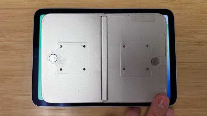 Mô hình iPhone gập so dáng cùng thiết bị Apple