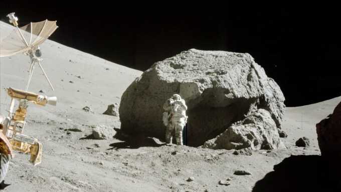 NASA có thể chậm đổ bộ Mặt Trăng do thiếu bộ đồ vũ trụ