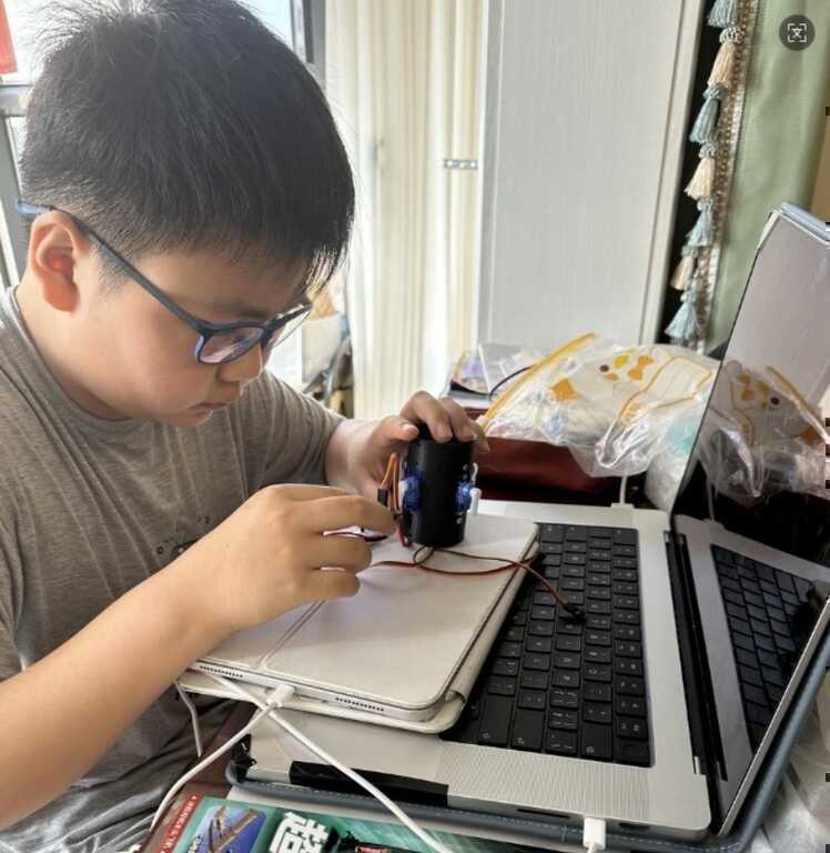 Thiếu niên 14 tuổi tự chế động cơ phản lực tại nhà