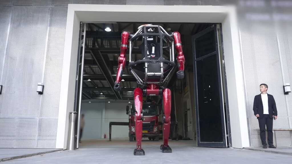 Công ty Trung Quốc ra mắt robot có người lái như phim khoa học viễn tưởng